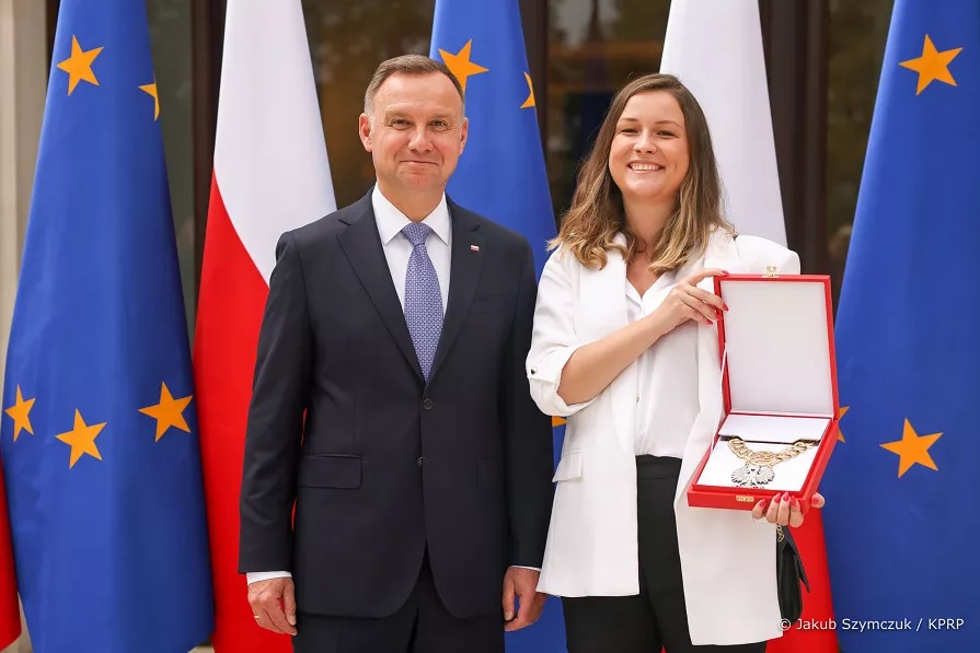mężczyzna (Prezydent RP Andrzej Duda) i kobieta trzymająca w ręce łańcuch sędziowski