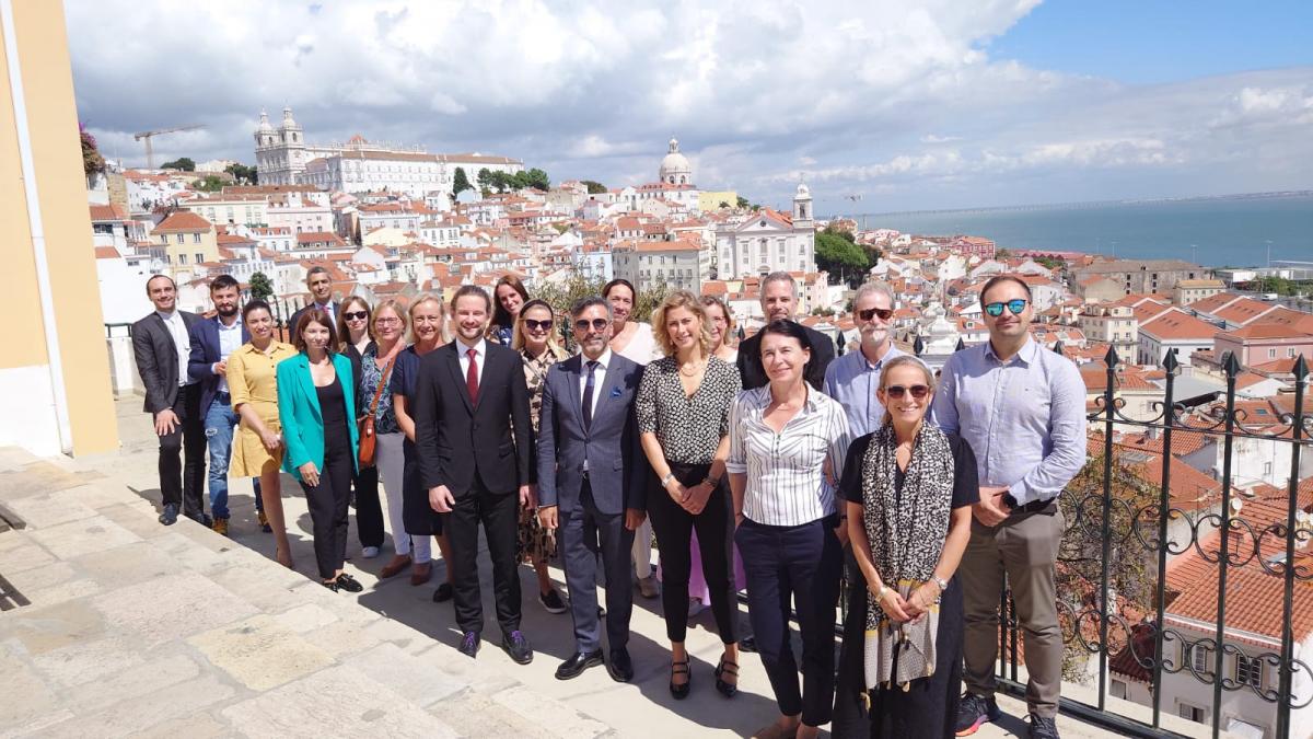 Zdjęcie nr 1_ zdjęcie grupowe uczestników spotkania Grupy Roboczej ds. metod szkolenia EJTN w dniach 15-16 września 2022 w Lizbonie (wykonane w CEJ - Centrum Szkolenia Kadr Wymiaru Sprawiedliwości w Lizbonie);