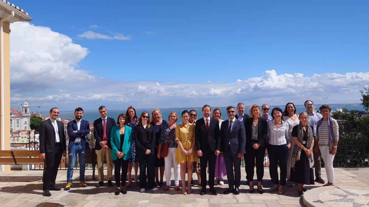 Zdjęcie nr 2_ zdjęcie grupowe uczestników spotkania Grupy Roboczej ds. metod szkolenia EJTN w dniach 15-16 września 2022 w Lizbonie (wykonane w CEJ - Centrum Szkolenia Kadr Wymiaru Sprawiedliwości w Lizbonie);
