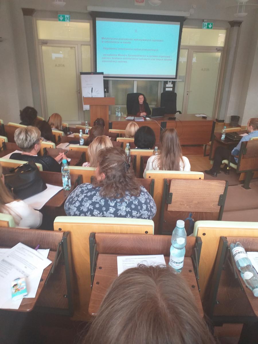 Lucyna Kaczmarzyk – wykładowca, prowadząca szkolenie dla urzędników sądów powszechnych