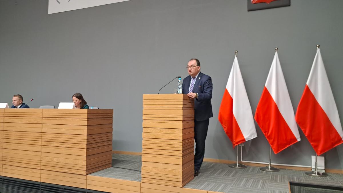 Kobiety i mężczyźni na auli