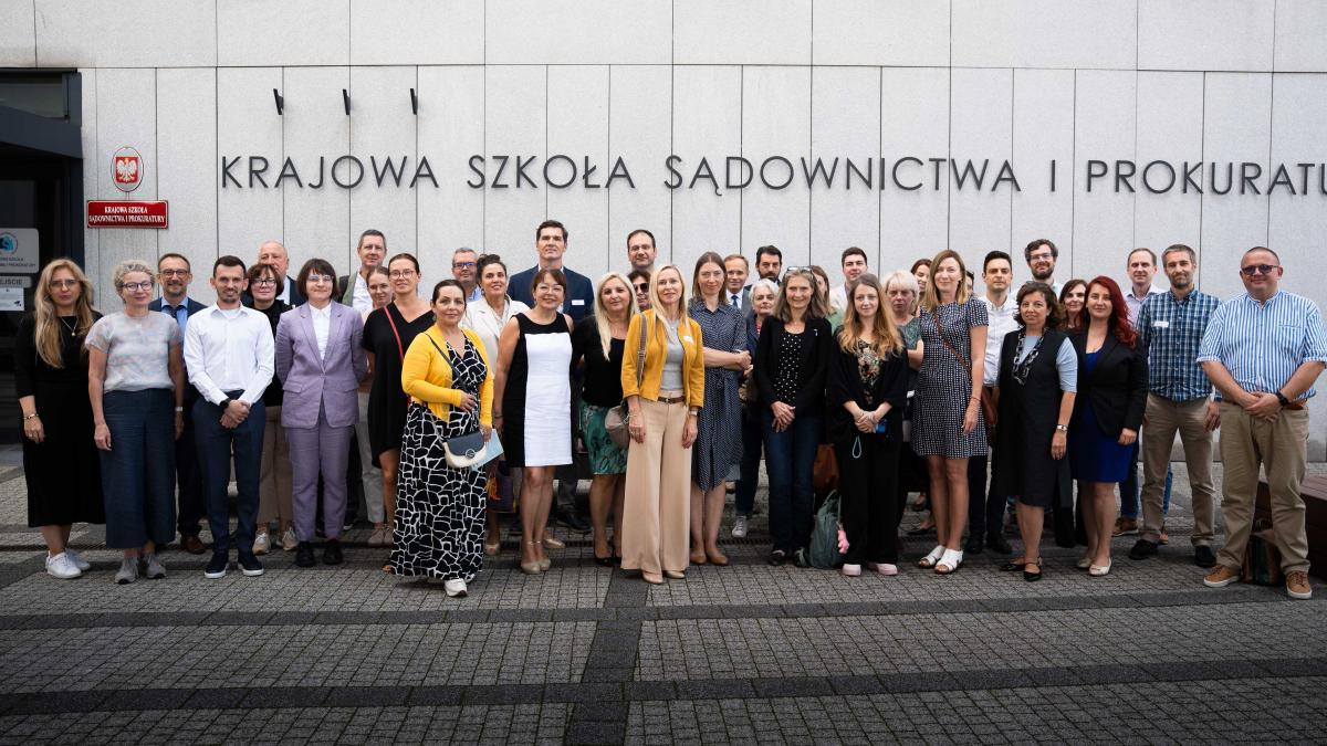 Grupa uczestników konferencji przed budynkiem KSSiP w Krakowie.