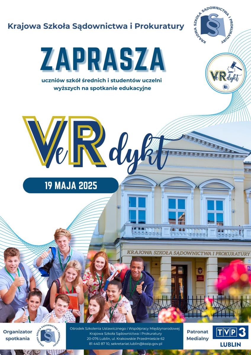 Plakat przedstawia zaproszenie na spotkanie edukacyjne werdykt. Na pierwszym planie znajduje się grupa młodych ludzi. W tle widoczny jest budynek szkoły z napisem „Krajowa Szkoła Sądownictwa i Prokuratury". Na plakacie w prawym górnym rogu znajdują się logotypy Krajowej Szkoły Sądownictwa i Prokuratury oraz wydarzenia werdykt. Tekst na plakacie brzmi: "Krajowa Szkoła Sądownictwa i Prokuratury zaprasza uczniów szkół średnich i studentów uczelni wyższych na spotkanie edukacyjne werdykt 19 maja 2025". Na dole plakatu znajduje się informacja o patronacie medialnym TVP3 Lublin wraz z logotypem TVP3 Lublin, a także napis „Organizator spotkania" i adres.