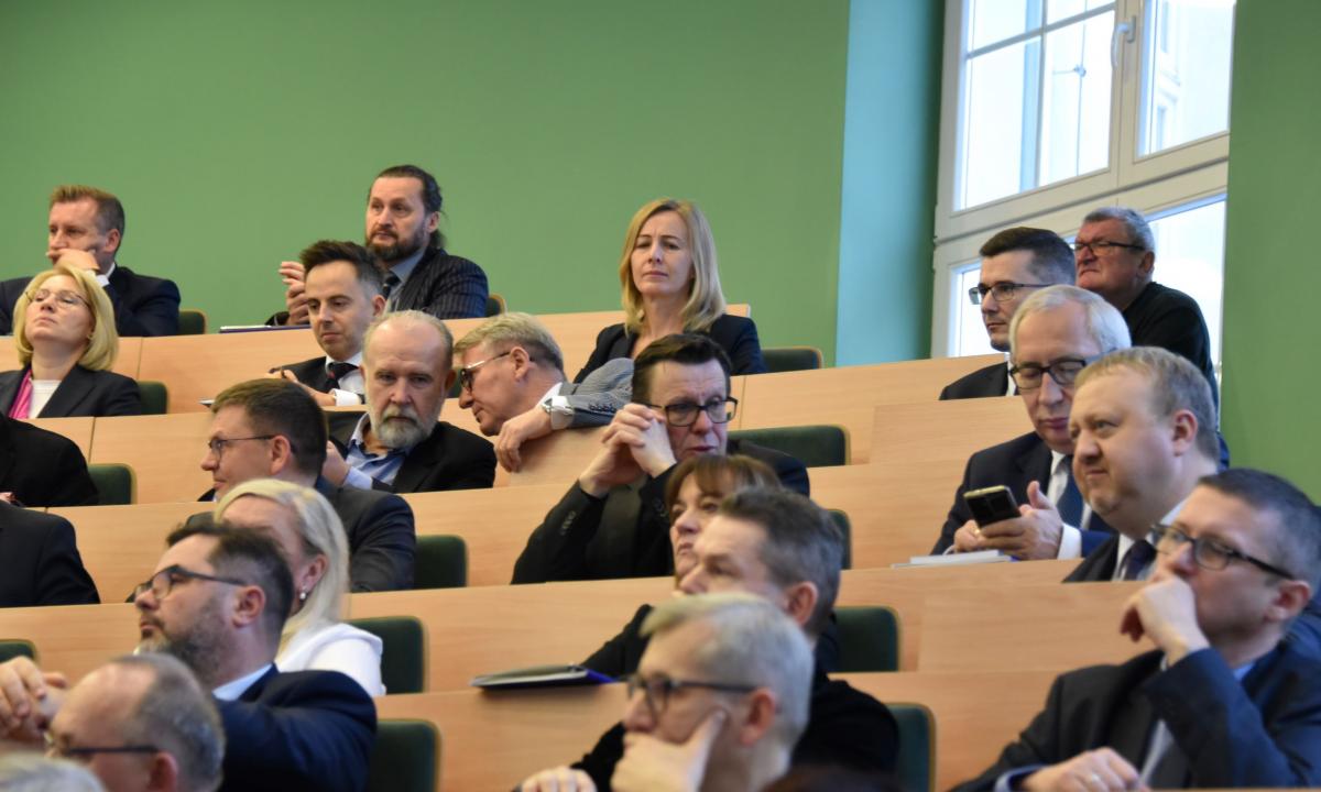 Zdjęcie 3 - Widoczni uczestnicy konferencji