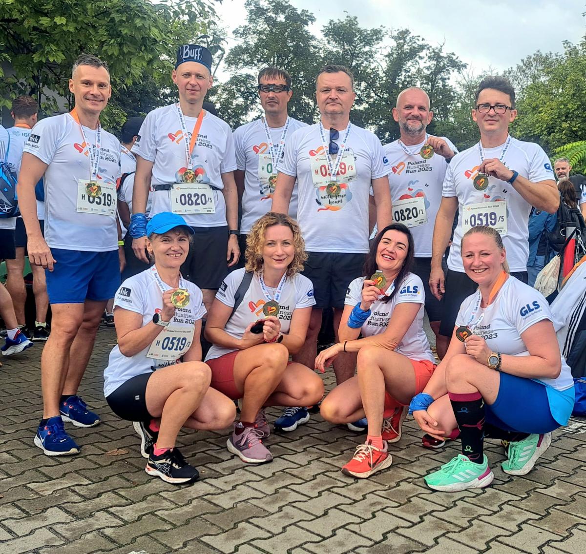 Grupa biegaczy reprezentujących KSSIP pozująca razem