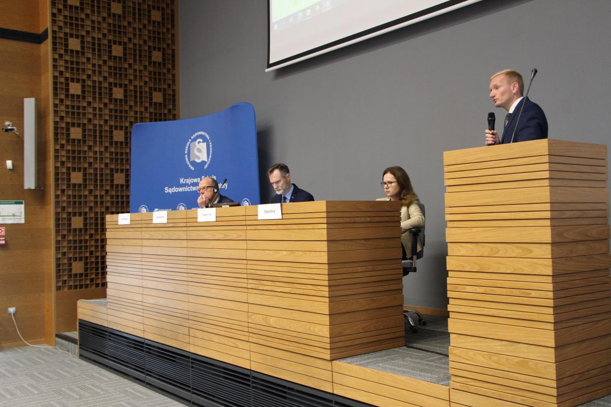 Pan dr hab. Piotr Telusiewicz prelegent konferencji "Współpraca polsko - niemiecka w sprawach z zakresu prawa rodzinnego...