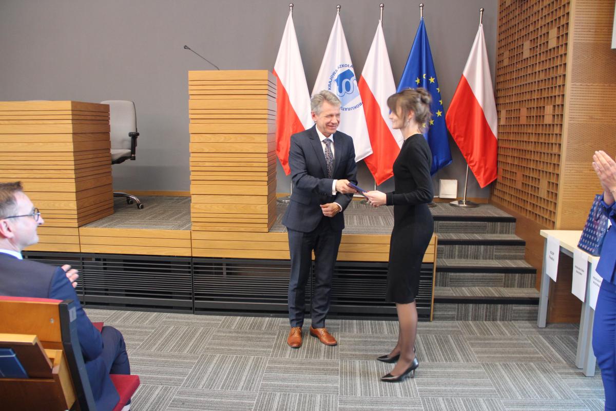 Pan prokurator Krzysztof Karsznicki, Zastępca Dyrektora Biura Prezydialnego Prokuratury Krajowej wręcza nagrodę specjalną ufundowaną przez Prokuratora Krajowego