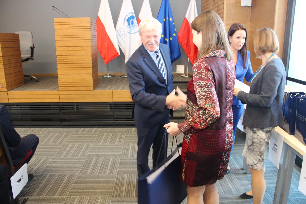 SSA w stanie spoczynku Pan Andrzej Solarz wręcza finalistce XIV edycji Konkursu Krasomówczego upominek ufundowany przez Prezesa Sądu Apelacyjnego w Krakowie