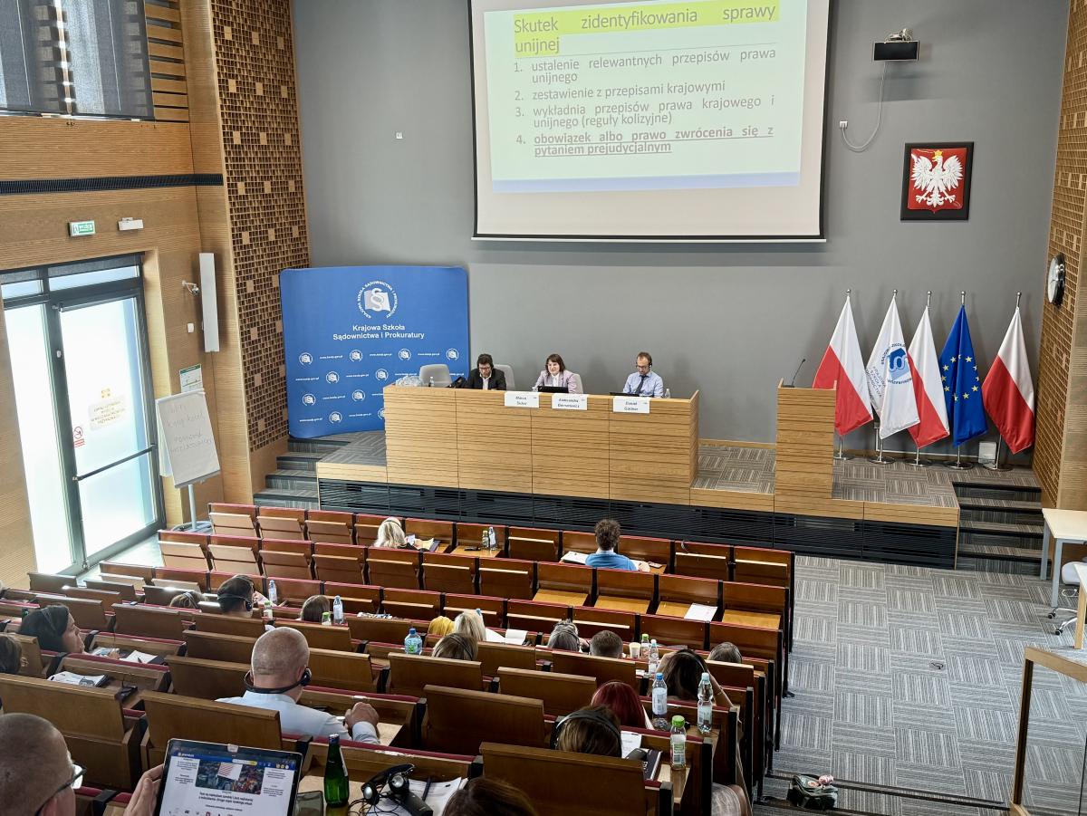 Przy stole prezydialnym od prawej: Daniel Gaertner, Aleksandra Bernatowicz, Marco Sideri