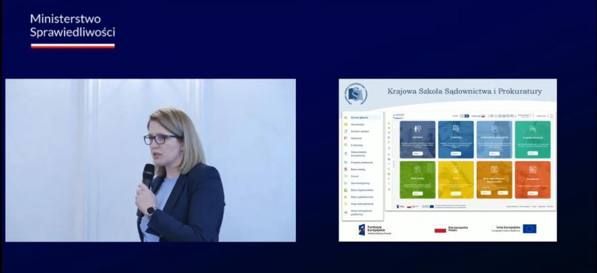zdjęcie jest print screenem z relacji transmitowanej przez internat. Na czarnym tle widoczne dwa ekrany na jednym z nich widoczna do pasa stojąca bokiem kobieta z mikrofonem. Na drugim ekranie widoczny slajd z prezentacji zatytułowany „Krajowa Szkoła Sądownictwa i Prokuratury” oba ekrany otoczone granatową obwódką z napisem Ministerstwo Sprawiedliwości.
