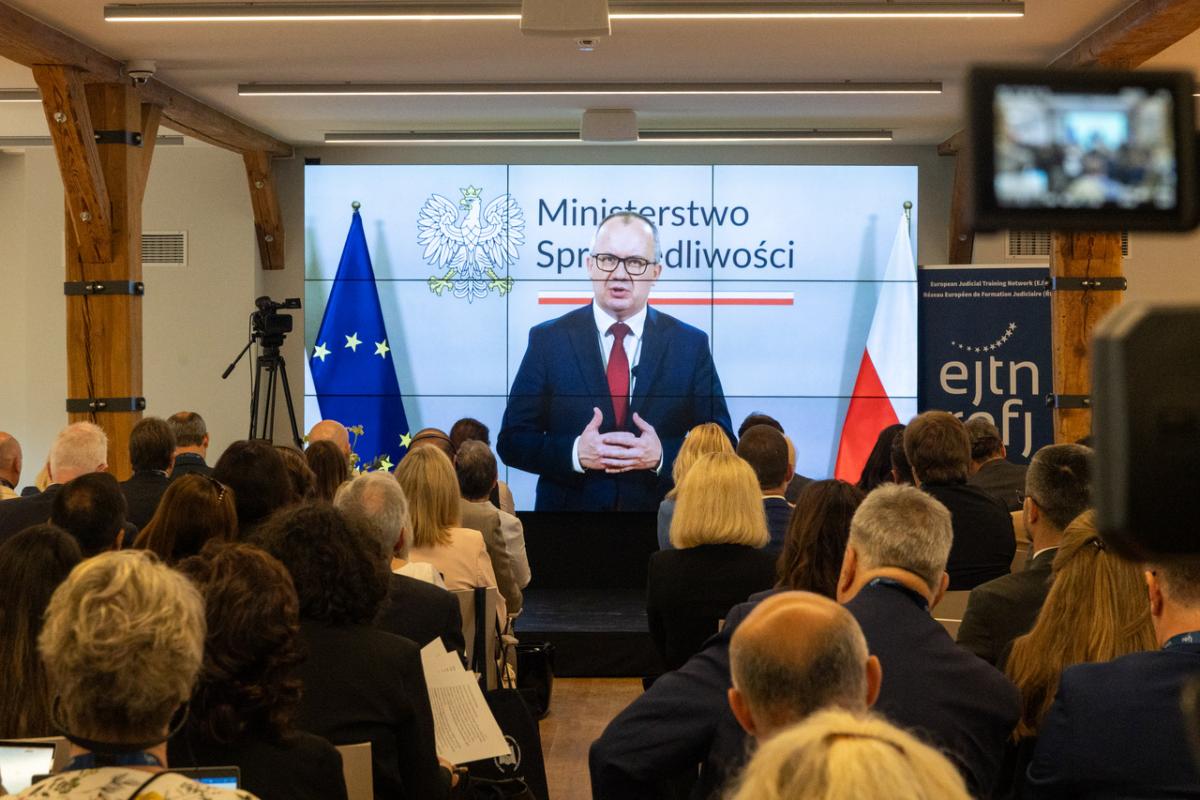 audytorium Zgromadzenia w tle wystąpienie video Adama Bodnara, Ministra Sprawiedliwości