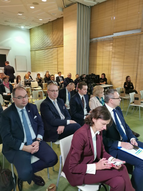 Na zdjęciu widoczna sala wykładowa wraz z uczestnikami konferencji.