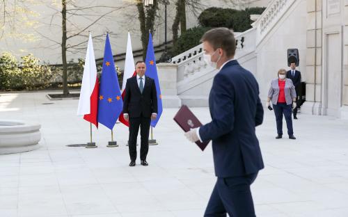 Pan Prezydent Andrzej Duda wręcza akt mianowania 