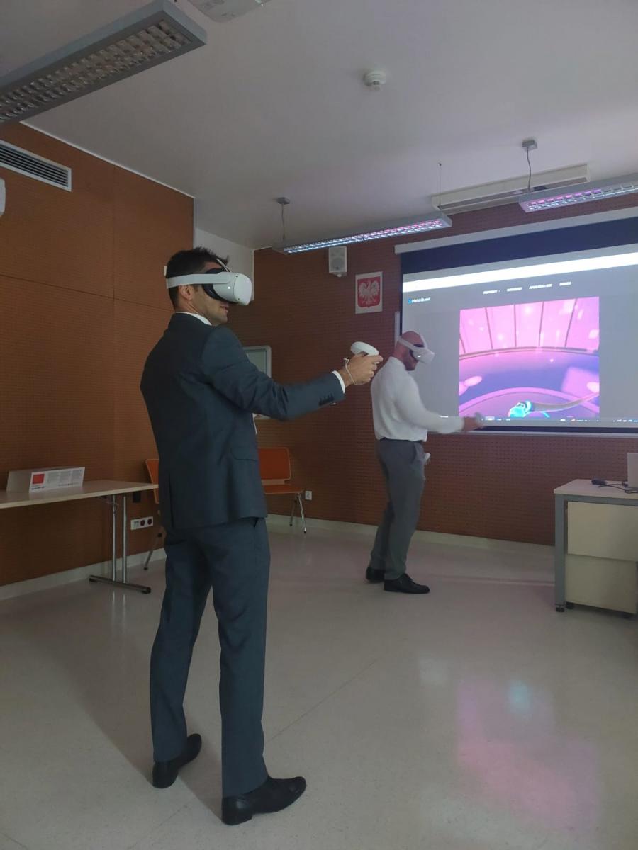 Dwóch mężczyzn w pracownik VR, podczas prezentacji z założonymi goglami VR.