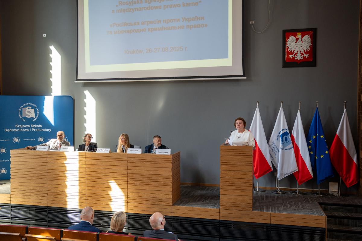 Prof. dr Natalia Szuklina, Wicerektor Krajowej Szkoły Sędziów Ukrainy, wita uczestników konferencji. Przy stole prezydialnym od prawej: dr Dariusz Sielicki, Olga Binert-Mielko, prof. dr hab. Hanna Kuczyńska, dr hab. Bartłomiej Krzan.