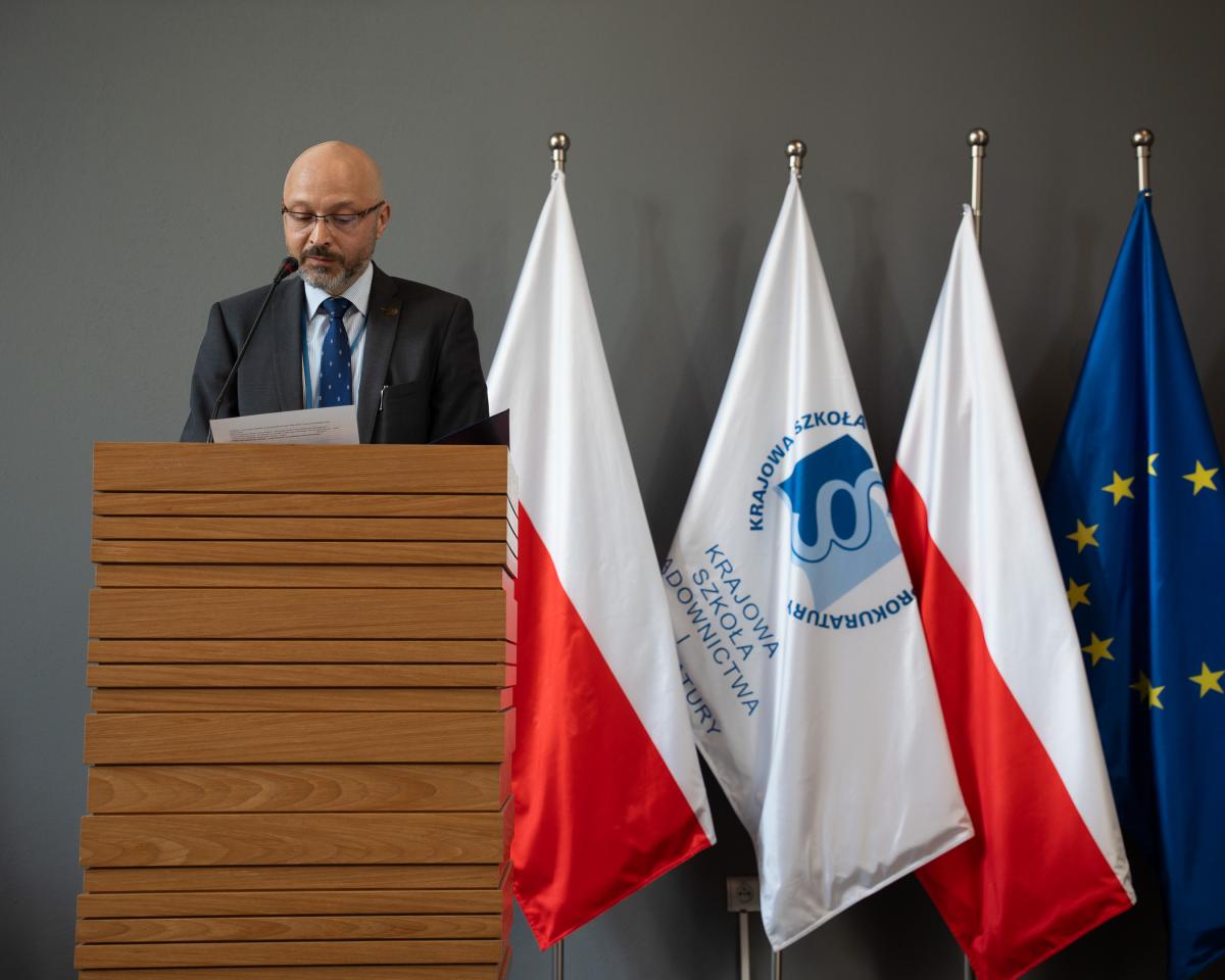 . Prof. dr hab. Piotr Girdwoyń, Dyrektor KSSiP,  wita uczestników konferencji. Przy stole prezydialnym od prawej: dr Dariusz Sielicki, Olga Binert-Mielko, prof. dr hab. Hanna Kuczyńska, dr hab. Bartłomiej Krzan.