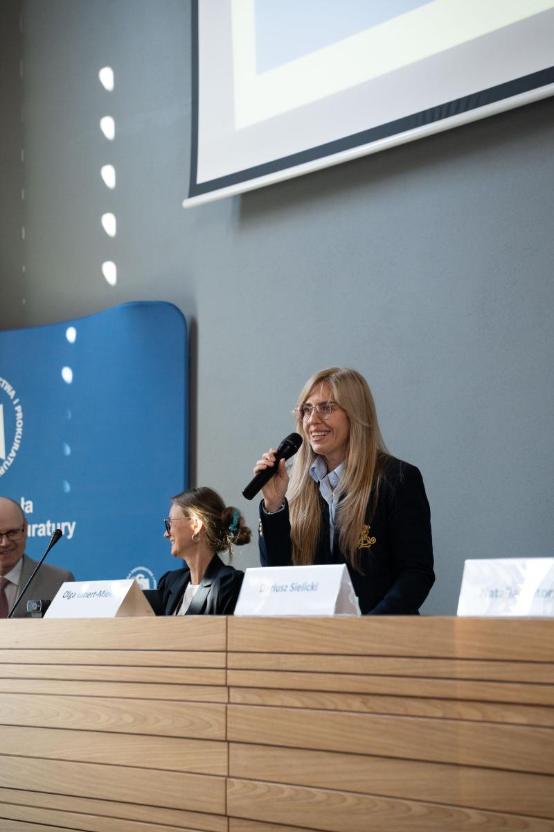 Organizator, główny specjalista Olga Binert-Mielko, Dział Współpracy Międzynarodowej, wita uczestników konferencji. Przy stole prezydialnym od prawej: dr Dariusz Sielicki, Olga Binert-Mielko, prof. dr hab. Hanna Kuczyńska, dr hab. Bartłomiej Krzan.