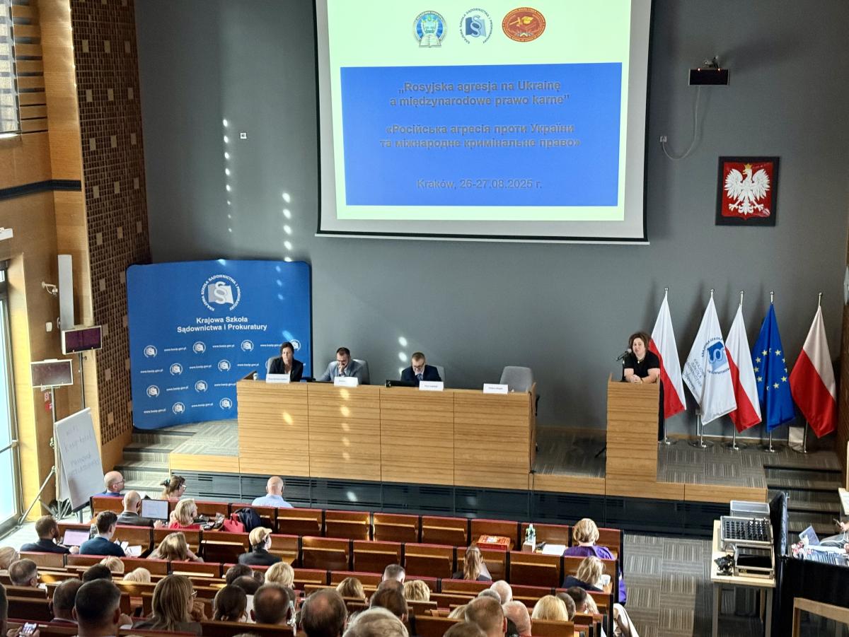 Na mównicy swoją prelekcję wygłasza dr Tetjana Sztych, sędzia Sądu Rejonowego z Charkowa. dr Dariusz Sielicki, dr Piotr Łubiński (wygłasza prezentację), dr Adamska-Gallant. 