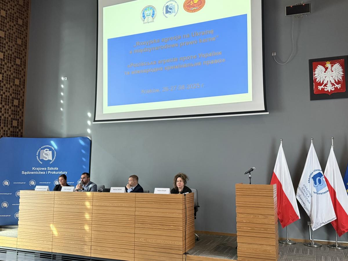 Przy stole prezydialnym od prawej: dr Tetjana Sztych, dr Dariusz Sielicki, dr Piotr Łubiński (wygłasza prezentację), dr Adamska-Gallant. 