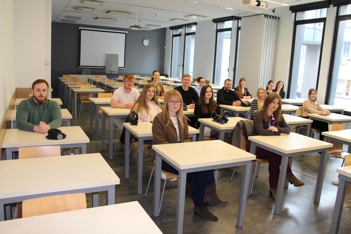na zdjęciu nr 2 widoczni są studenci uczestniczący w prezentacji