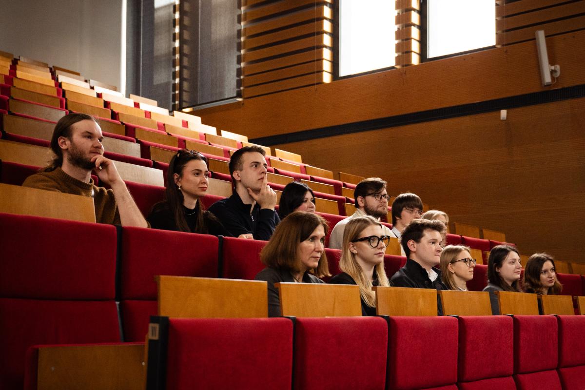 na zdjęciu nr 3 widoczni są studenci siedzący w Auli KSSiP