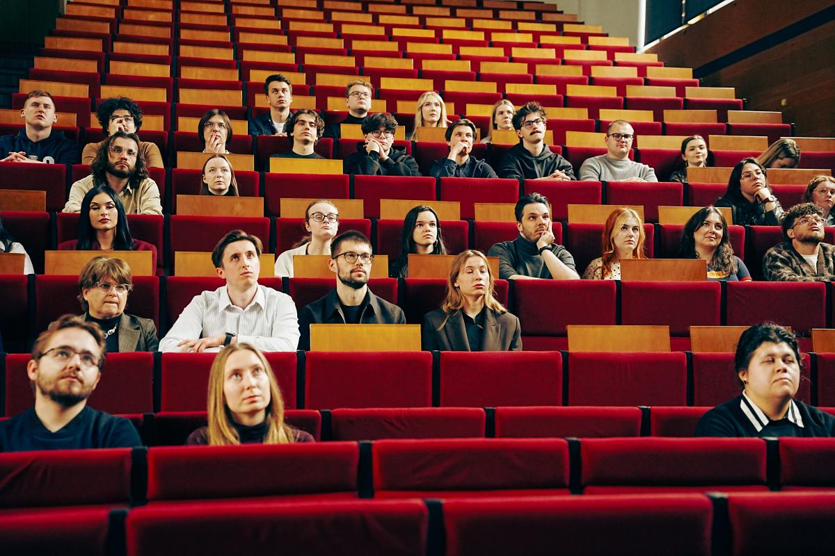 na zdjęciu nr 3 widoczni są studenci Wydziału Prawa i Administracji UMCS w Lublinie zgromadzeni w Auli KSSiP